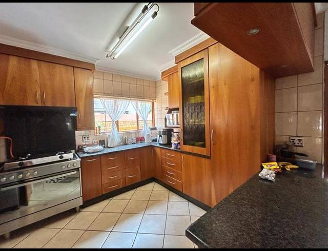 5 BEDROOM HOUSE FOR SALE IN SONNEVELD